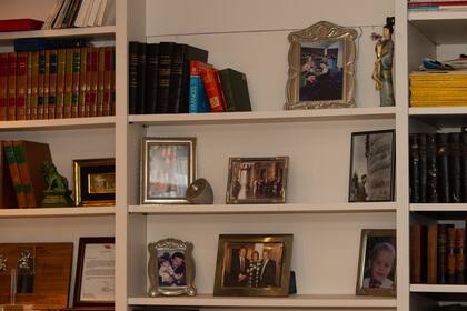 La casa de Franco Macri mantiene sus recuerdos intactos. Las bibliotecas aun conservan fotos familiares, premios y diplomas del empresario.