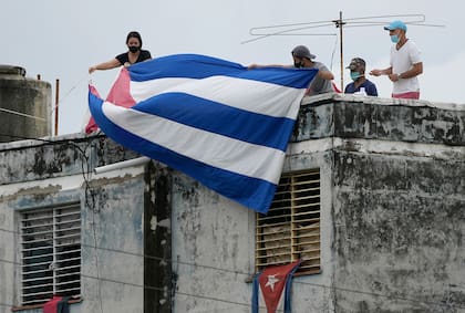 La casa de García fue cubierta con banderas para evitar que se comunique con el exterior