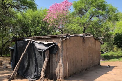 La casa de Isabel Ojeda, en el paraje La Peligrosa, en Chaco, es de paredes de adobe y tiene techo de madera, chapa y nylon. Se queja porque en el verano hace mucho calor y en el invierno mucho frío. No tienen ni luz, ni agua, ni baño.