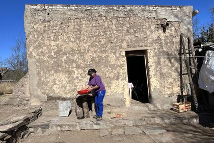 La casa de Jesús es de adobe y madera. Es el viejo edificio en donde funcionaba la escuela primaria a la que asistieron sus padres