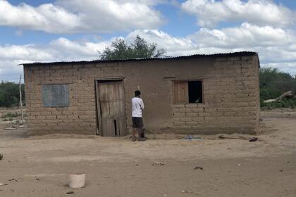 La casa de Kevin está hecha de adobe y techo de chapa. En su comunidad solo hay un solo pozo al que tienen que ir a buscar agua. Para ir al baño, van al monte.