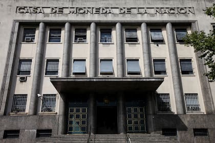 La Casa de la Moneda se encarga del abastecimiento de patentes para todo el país