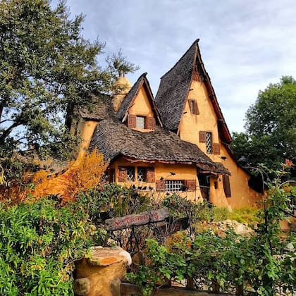 La Casa de la Bruja está ubicada en la 516 Walden Dr., Beverly Hills, Los Ángeles, California (Instagram/ @Regran_ed/@graylightning218)