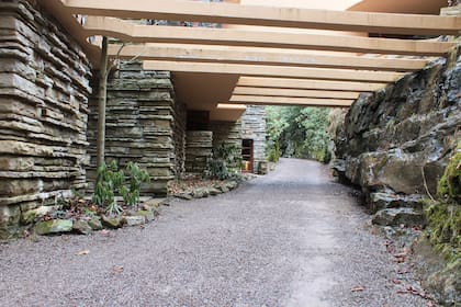 La casa de la cascada está ubicada en la Reserva Natural de Bear Run, en Pensilvania