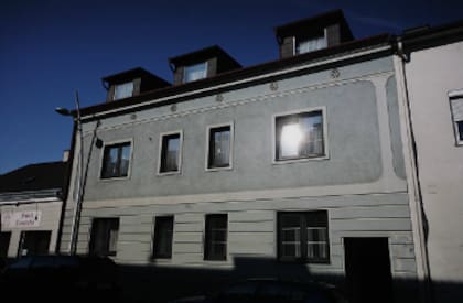 La casa de la familia Fritzl, en Amstetten, Austria, donde Josef, el padre, construyó un sótano para encarcelar y violar a su hija durante 24 añoos (Getty Images)
