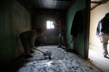 La casa de la familia será demolida, en forma manual, para construir allí un pulmón de manzana que beneficiará al resto de los vecinos