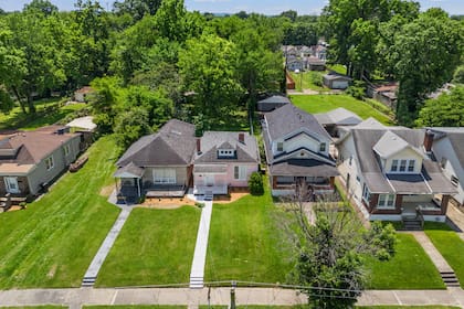 La casa de la infancia de Muhammad Ali, la casa rosa en el centro, saldrá a la venta junto con dos casas vecinas en Louisville, Kentucky, por US$1,5 millones