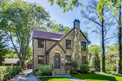 La casa de la infancia del actor Harrison Ford en venta por $749,000 (Park Ridge).