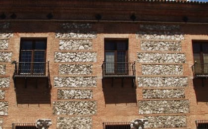 La Casa de las Siete Chimeneas se encuentra en el barrio de Chueca, muy cerca de la Plaza del Rey y a pocos pasos de la Gran Vía.