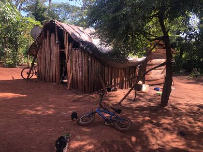 La casa de Lilian es de madera y duermen todos juntos; para bañarse usan un arroyo
