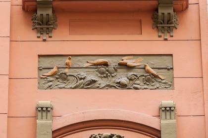 La Casa de los Azulejos, además del mural en su fachada, cuenta  con detalles que le dan su característica personal