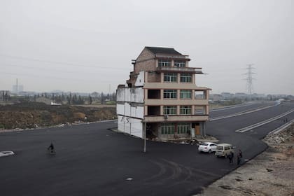 La casa de Luo Baogen y su mujer, en la provincia de Zhejiang, se encuentra en el medio de una autopista