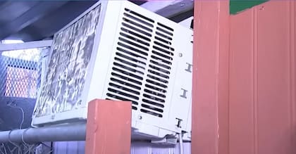 La casa de madera en la que vive Osvaldo Medrano cuenta con aire acondicionado