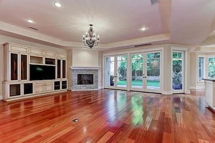 La casa de Manhattan Beach, adquirida en 2016 por US$2,2 millones, tiene cinco dormitorios, cinco baños y más de 410 metros cuadrados