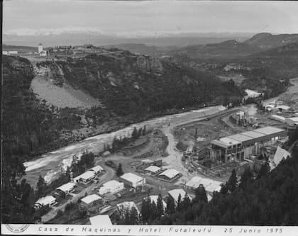 La casa de máquinas de la hidroeléctrica y el Hotel Futeleufú, el 25 de junio de 1975