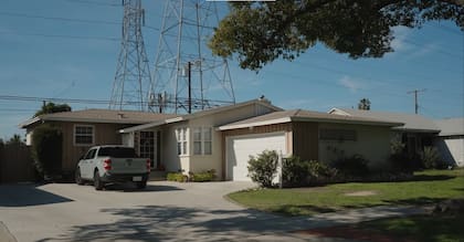 La casa de Marty McFly en la ficción está ubicada en 9303 Roslyndale Avenue, Pacoima, en el Valle de San Fernando, California. El lugar fue elegido por la vista de las torres de alta tensión al fondo del terreno