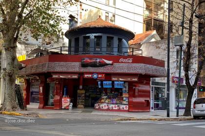La casa de Maure y Soldado de la Independencia, con un maxikiosco en su frente, en 2020