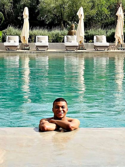 La casa de Mbappé en Paris cuenta con piscina y hasta un spa