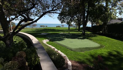 La casa de Miguel Cabrera cuenta con un minigolf y salida al lago St. Clair