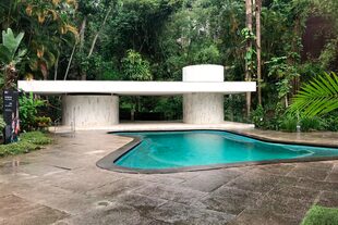 La casa de Moreira Salles es construcción de la década del 50 rodeada de jardines diseñados por Roberto Burle Marx, el artista plástico y paisajista que diseñó sitios emblemáticos como el Paseo de Copacabana.