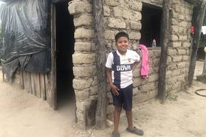 Duerme con sus papás y sus cinco hermanos y sueña con tener su cuarto