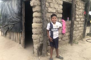 Duerme con sus papás y sus cinco hermanos y sueña con tener su cuarto