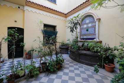 La casa de Olleros 3951, se construyó hace casi 100 años en Chacarita, donde antes había caballerizas; la eligen para vivir y también como set de filmación