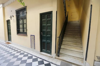 La casa de Olleros 3951, se construyó hace casi 100 años en Chacarita, donde antes había caballerizas; la eligen para vivir y también como set de filmación