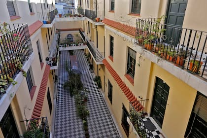 La casa de Olleros 3951, se construyó hace casi 100 años en Chacarita, donde antes había caballerizas; la eligen para vivir y también como set de filmación