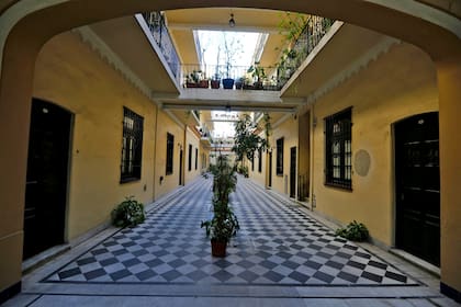 La casa de Olleros 3951, se construyó hace casi 100 años en Chacarita, donde antes había caballerizas; la eligen para vivir y también como set de filmación