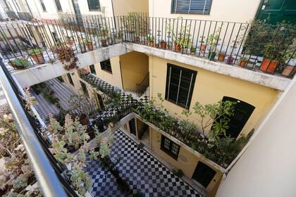 La casa de Olleros 3951, se construyó hace casi 100 años en Chacarita, donde antes había caballerizas; la eligen para vivir y también como set de filmación