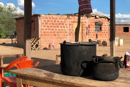 La casa de Paulo es de material y techo de chapa. Tienen una conexión muy precaria de luz y cocinan a fuego porque no hay gas. Su principal necesidad, es tener un pozo con agua potable