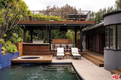 Rachel McAdams vende su casa en Los Ángeles: descubre la sorprendente razón detrás de su decisión La casa de Rachel McAdams tiene una terraza con living