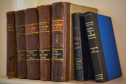 La biblioteca de Alfonsín ocupaba la mayoría de las paredes del living