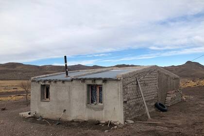 La casa de Rubén Huentemil es de adobe con revoques de material