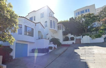 La casa de San Francisco que no podrá ser ocupada hasta 2053 por su comprador está ubicada sobre una colina