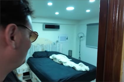 La casa de Sandro Castro está ubicada en el barrio de Kohly, en La Habana, y cuenta con una habitación iluminada con una cama de dos plazas