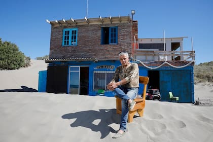 La casa de Sergio Méndez está a 25 metros de la orilla, en una playa de suave pendiente 