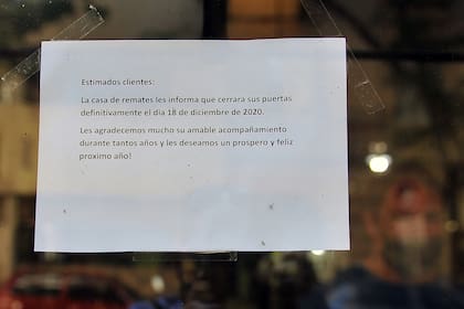 El cartel en la puerta del local con que se despiden de sus clientes