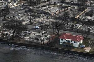 La impresionante imagen de la casa que sobrevivió a los incendios de Hawai