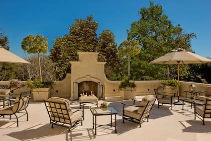 La casa de tres pisos tiene un patio en cada nivel, y todos cuentan con chimenea de exterior para las tardes más frías