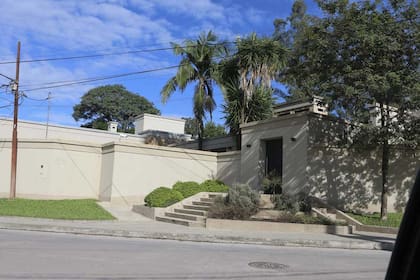 La casa de Yerba Buena; ocupa media manzana y tiene un pequeño lago artificial