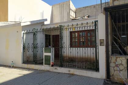 La casa del acusado fue rodeada y apedreada por vecinos que se reunieron allí desde las últimas horas del domingo, cuando Zelarayan fue descubierto atacando a una niña