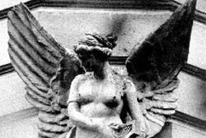 El fondo de la casona, que a principios del siglo pasado ocupaba casi toda la manzana, fue escenario de numerosos duelos de pistolas y sables, una práctica común en el país entre las últimas décadas del siglo 19 y las primeras del 20