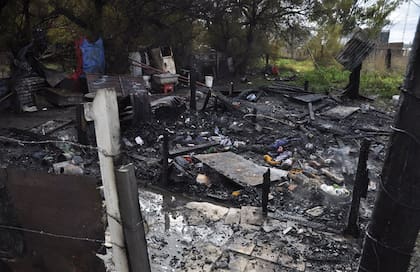 La casa del confeso autor del crimen quedó convertida en cenizas tras el ataque de un grupo de vecinos