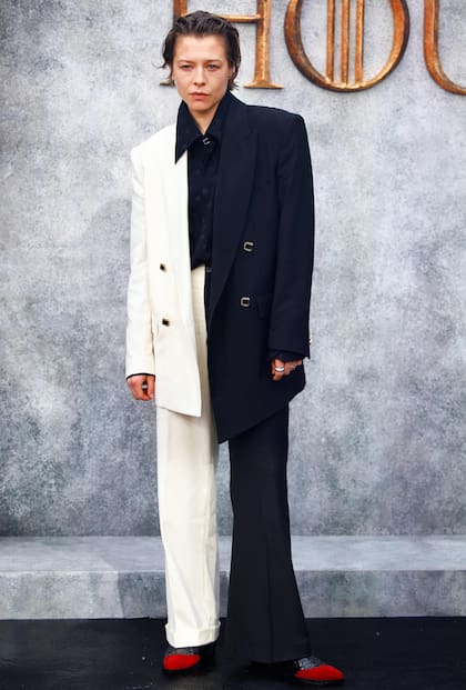 La Casa del Dragón trata de la guerra entre Rhaenyra (Emma D'Arcy) y su hermanastro Aegon II Targaryen (Tom Glynn-Carney) por el control del Trono de Hierro de Poniente. Los partidarios de Rhaenyra adoptan el apodo de "los Negros", mientras que el equipo de Aegon es conocido como "los Verdes". "Rhaenyra es una persona devastada. Está rígida por el dolor", dijo D'Arcy en una entrevista. "El dolor puede ser una fuerza realmente dislocadora. Puede separarnos de nuestra familia, de nuestros amigos, de nuestros aliados,", añadió