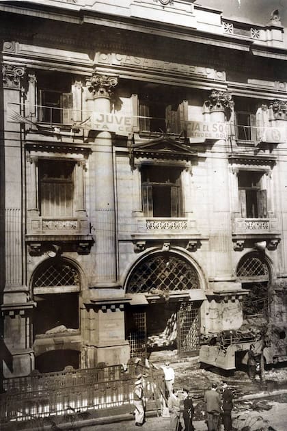 La Casa del Pueblo quedó prácticamente destruida tras el incendio, que destruyó también su valiosa biblioteca con libros que testimoniaban la historia de la lucha obrera