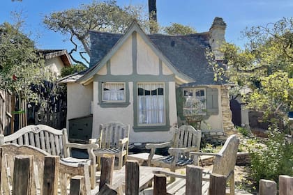 La casa, denominada "Hansel" por Comstock, es conocida por sus aleros enrollados, puertas redondeadas y chimeneas asimétricas de piedra