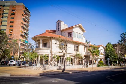 La casa donde funciona hoy la chocolatería y heladería Rapa Nui fue la fue la primera en tener ascensor en la zona.