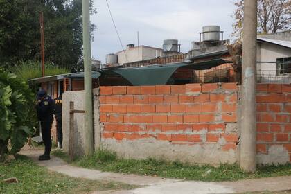 La casa donde habría sido asesinado el niño de 2 años, hecho por el cual fueron detenidos su madre y su padrastro